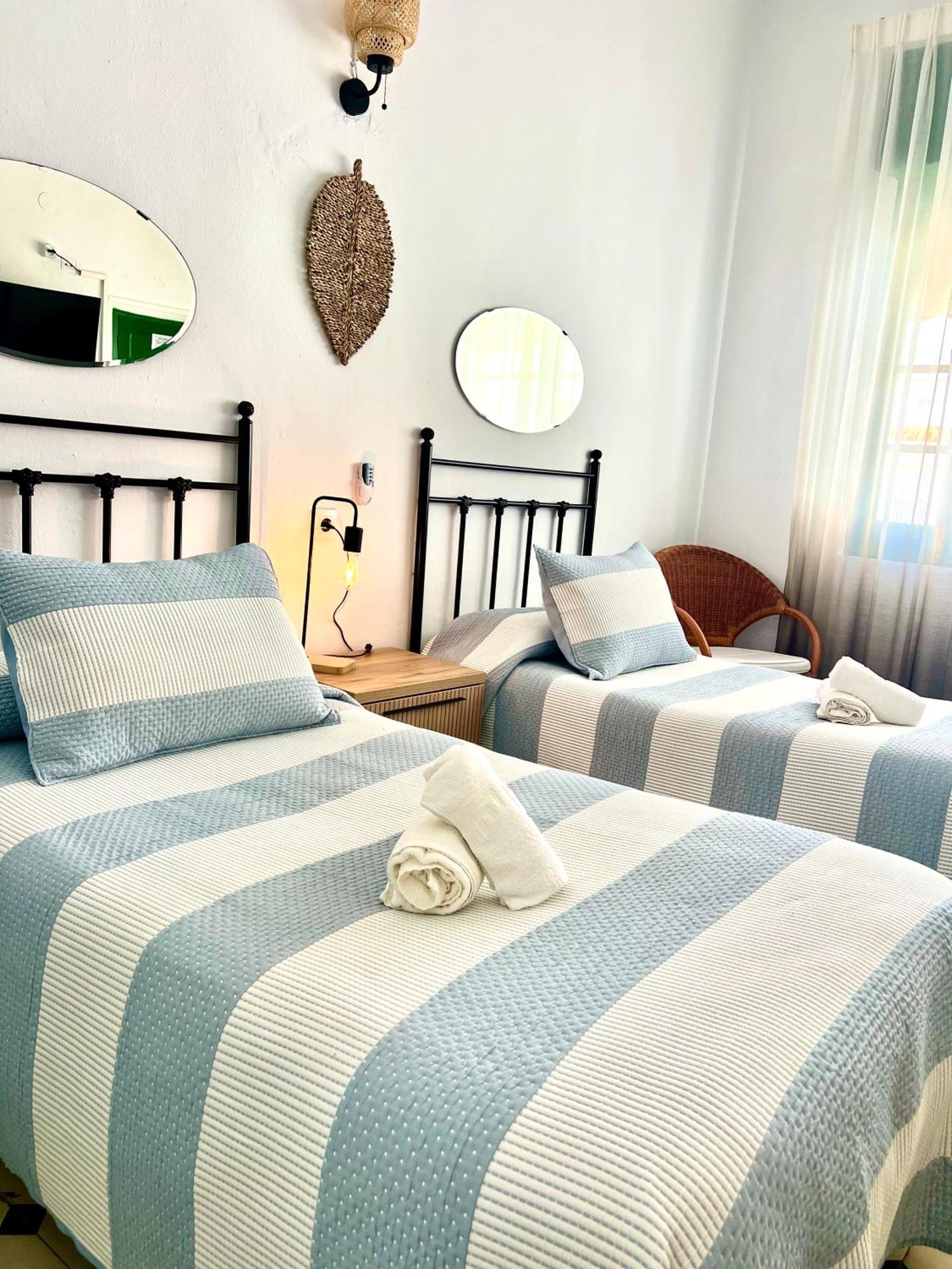 Hostal El Faro Чипиона Екстериор снимка